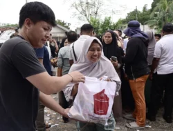 Bazar Rakyat Monas: Paket Sembako Lengkap, Ribuan Warga Antusias, Prabowo Dapat Pujian