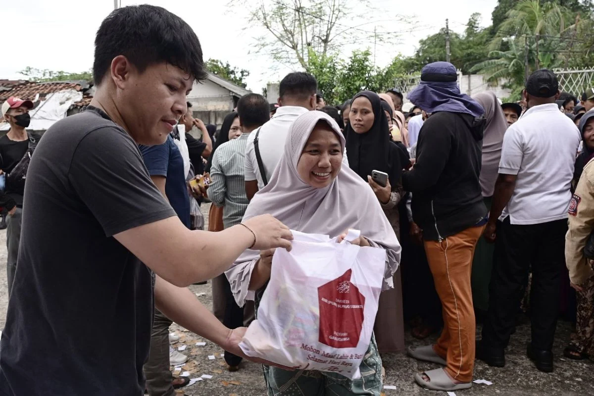 Bazar Rakyat Monas: Paket Sembako Lengkap, Ribuan Warga Antusias, Prabowo Dapat Pujian