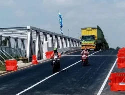 Ekspedisi Pantura Jakarta‑Cirebon: Truk Menguasai Jalan, Lubang Berjajar, Pemudik Dihujani Tantangan!
