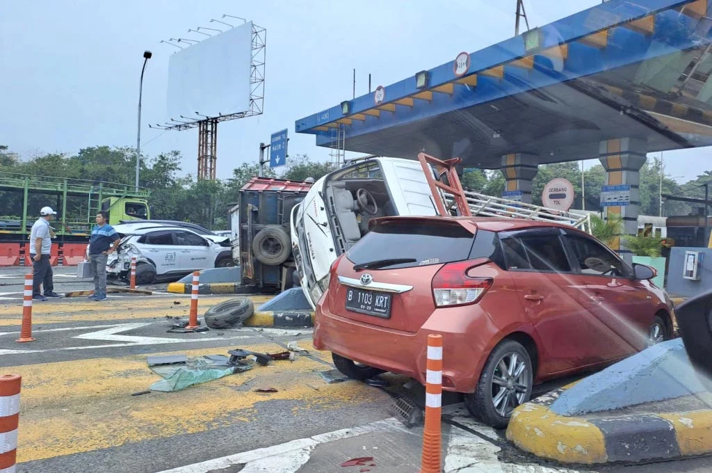 Empat Kendaraan Tabrakan Beruntun di Jalan Tol Blora, Satu Penumpang Terjepit dan Luka Parah