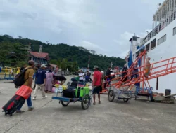 Gelombang Arus Balik di Pelabuhan Samarinda Memunculkan Kebingungan Penumpang Mencari Penjemput