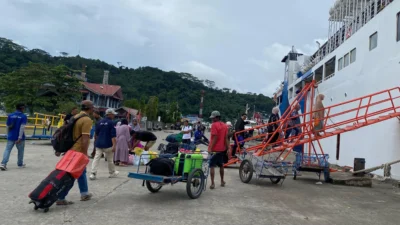 Gelombang Arus Balik di Pelabuhan Samarinda Memunculkan Kebingungan Penumpang Mencari Penjemput