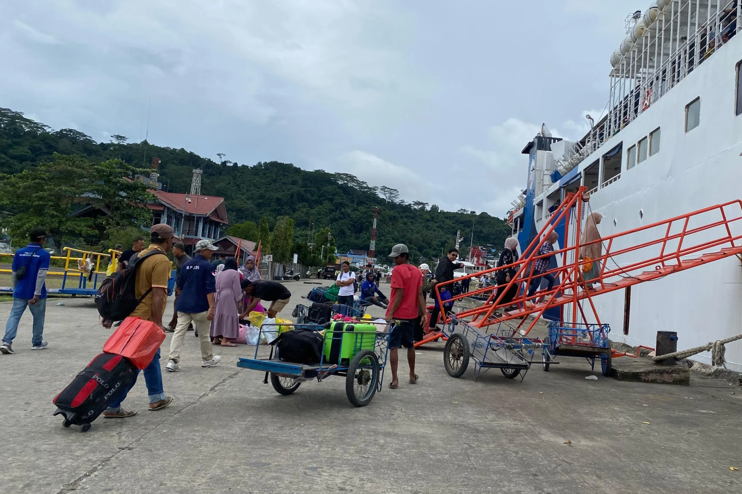 Gelombang Arus Balik di Pelabuhan Samarinda Memunculkan Kebingungan Penumpang Mencari Penjemput