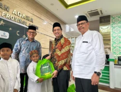 Karyawan XLSMART Bersatu dengan Kemenag Abdya, Bagikan 200 Paket THR Ramadan di Aceh Tamiang