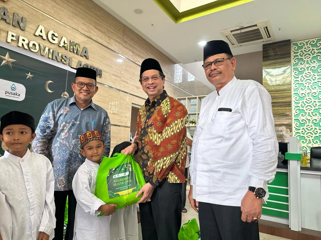 Karyawan XLSMART Bersatu dengan Kemenag Abdya, Bagikan 200 Paket THR Ramadan di Aceh Tamiang