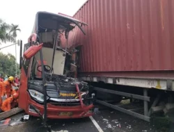 Menyaksikan Kengerian di Kediri: Panther Hancur Tabrakan Kontainer, Pengemudi Tewas dan Penumpang Terancam