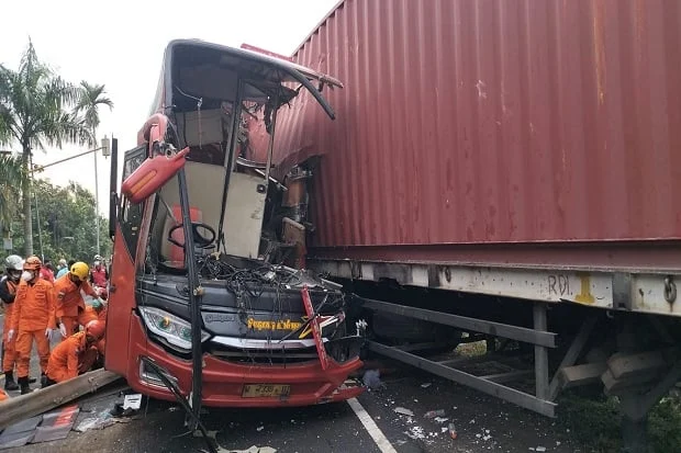Menyaksikan Kengerian di Kediri: Panther Hancur Tabrakan Kontainer, Pengemudi Tewas dan Penumpang Terancam
