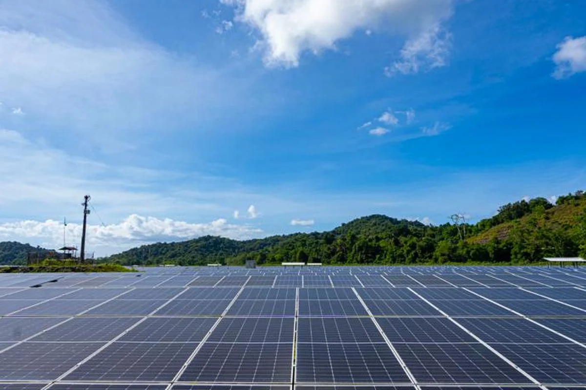 Prabowo Dorong Percepatan Transisi Energi: 100 GW PLTS Siap Gantikan Fosil!
