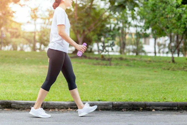 Rahasia Gula Darah Stabil: Jalan Kaki 30 Menit Setelah Makan Lebaran Bisa Turunkan Risiko Diabetes!