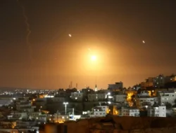 Rudal Iran Hantam Kawasan Industri Kimia Israel, Warga Terkunci di Rumah dengan Jendela Tertutup