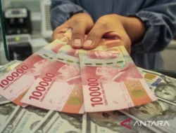 Rupiah Ditutup Melemah, Tembus Rp17.002 per Dolar