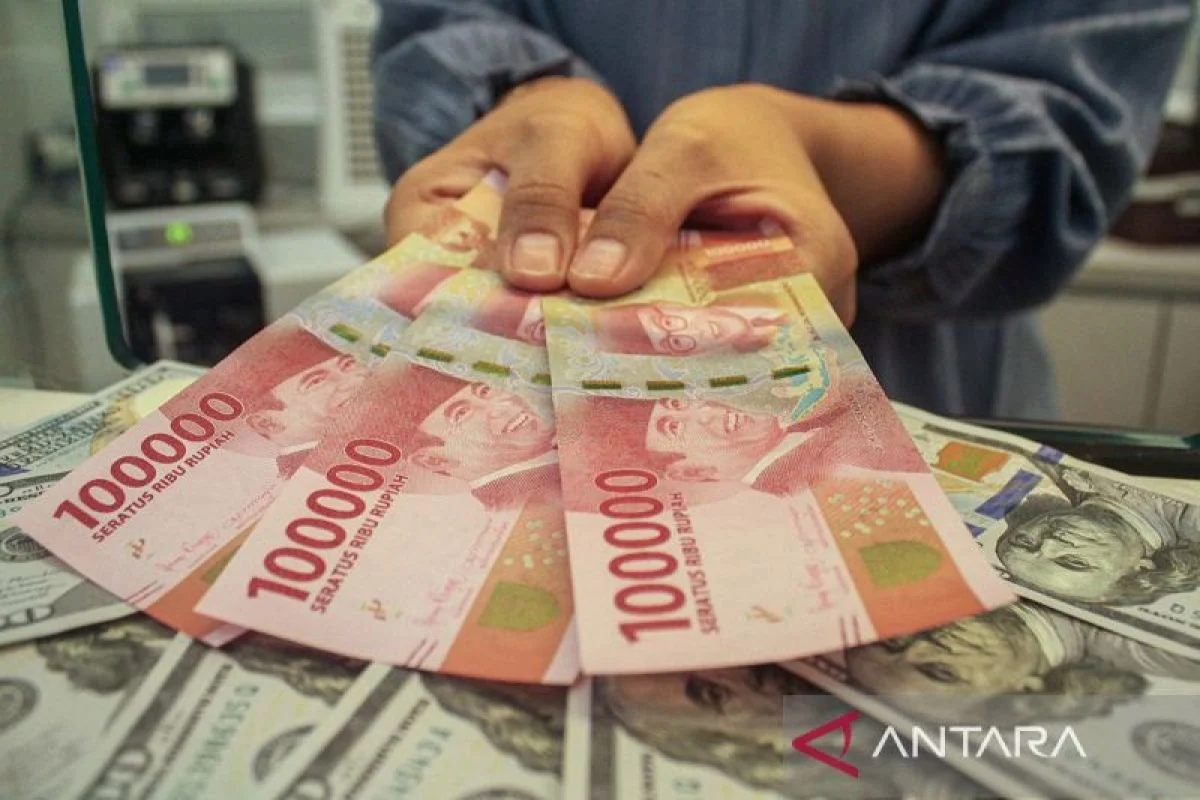Rupiah Ditutup Melemah, Tembus Rp17.002 per Dolar