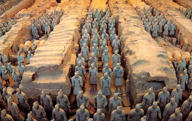 Tanah yang Tak Pernah Diam: Dari Makam Vidi Aldiano hingga Prajurit Terakota