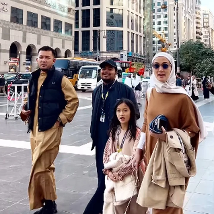 7 Potret Manis Kebersamaan Salma Jihane, Rio Dewanto, dan Atiqah Hasiholan yang Menghangatkan Hati