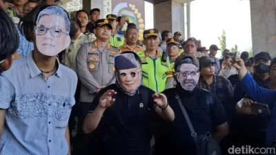 Aksi GPNI Bakar Topeng Trump & Soros, Desak AS Hentikan LSM yang ‘Merongrong’ Indonesia