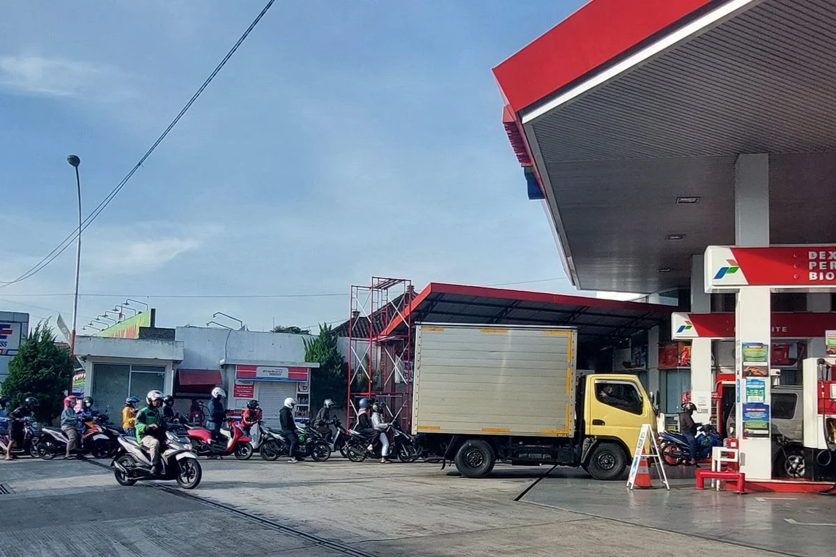 Antrean SPBU Mengular: Pertamina Bingung Saat Stok BBM Naik 200% di Sulselbar