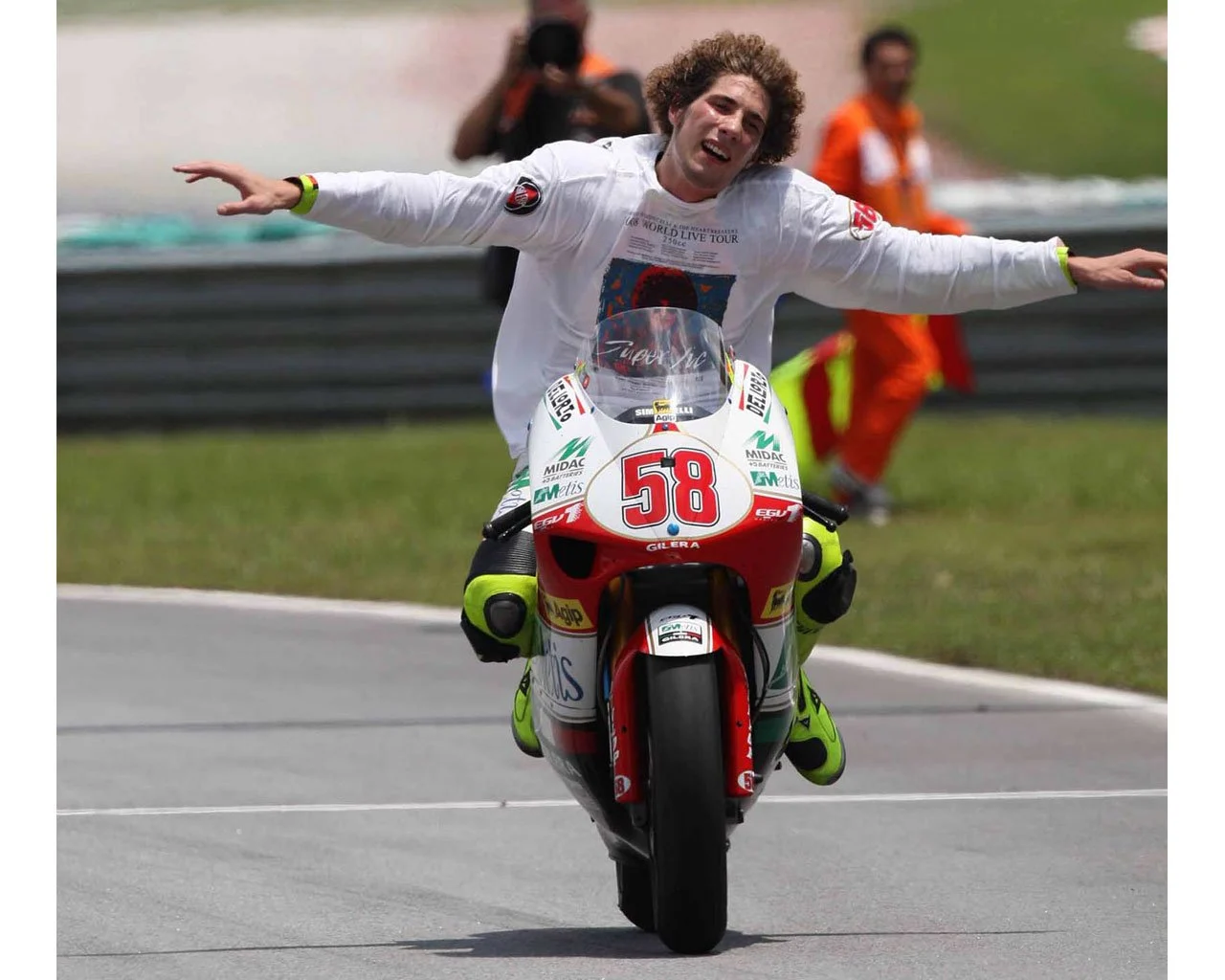 Ayah Marco Simoncelli Frustrasi, Dua Pembalapnya Hancur di Moto3 2026 Lebih Kacau dari Veda dan Honda Team Asia