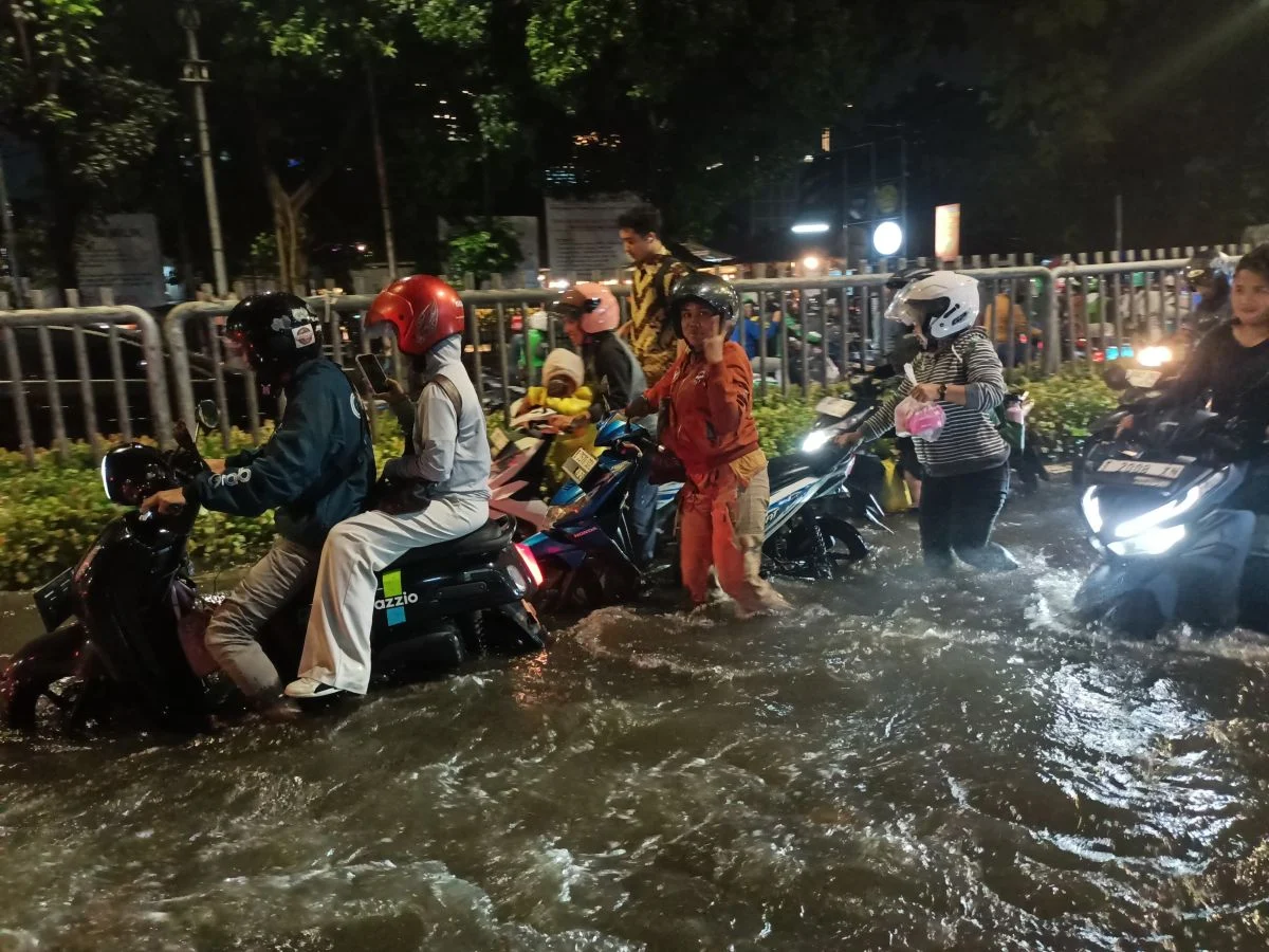 Banjir Darurat di Jakarta Pagi Ini: Empat Jalan Utama dan Satu RT Terendam, Warga Panik!