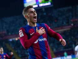 Bastoni Dihujat, Chivu Pasrah: Bek Andalannya Disasar Barcelona dengan Harga Rp 1 Triliun!