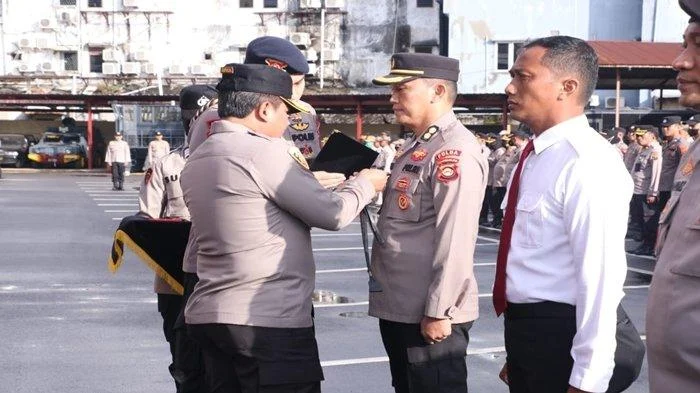 Begadang Sampai Subuh: Anwar Usman Pingsan di Wisuda MK dan Polda Sumsel Gelar Safari Subuh untuk Keamanan Jakarta