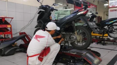Bengkel dan Gudang Suku Cadang Motor di Tangsel Hangus, Diduga Korsleting Listrik Memicu Kebakaran Besar