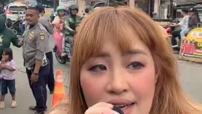 Buang Gengsi! Live TikTok di Pinggir Jalan, Pinkan Mambo Raup Rp26 Juta dalam Satu Siaran