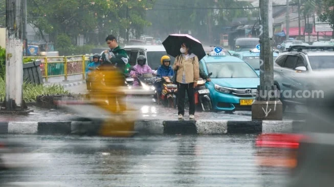 Cuaca Jakarta Hari Ini: Hujan Ringan Mengguyur Siang hingga Sore, Waspada Banjir Lokal