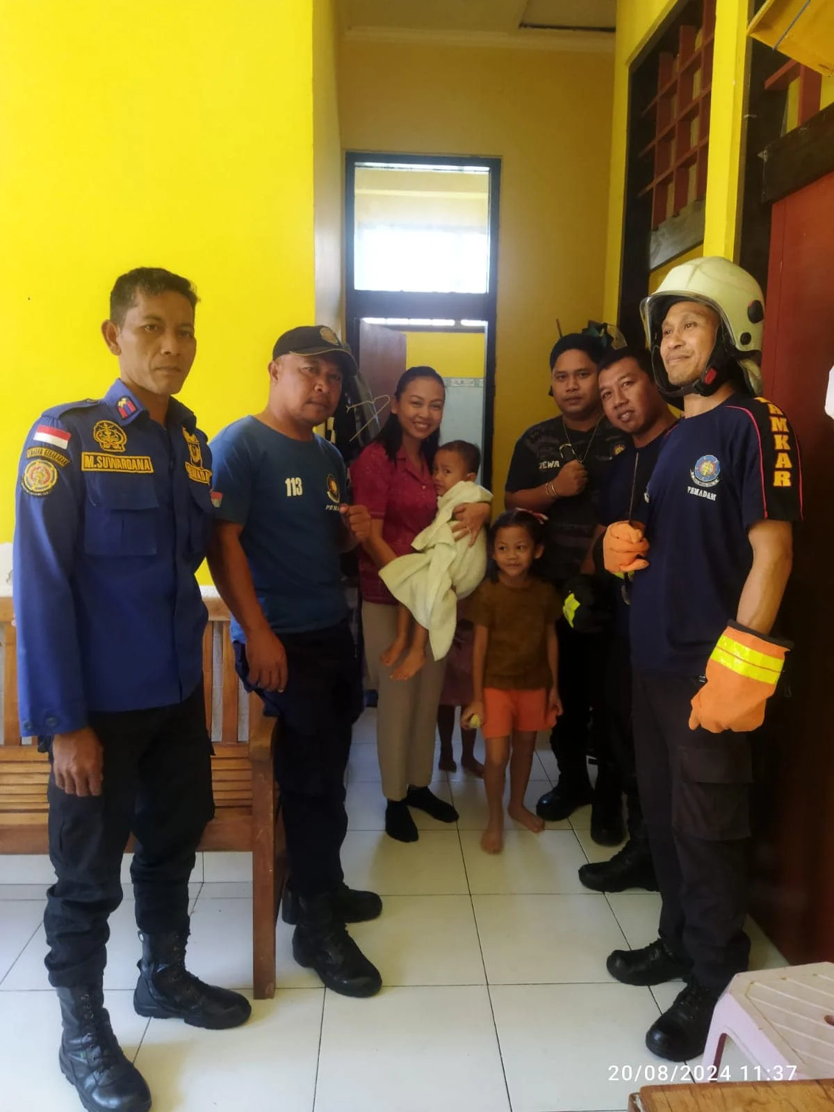 Damkar Evakuasi Balita: Penyelamatan 1,5 Jam di Kamar Mandi Lombok Tengah