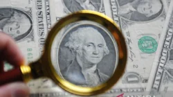 Dolar AS Turun Tipis di Tengah Pergeseran Ketua The Fed