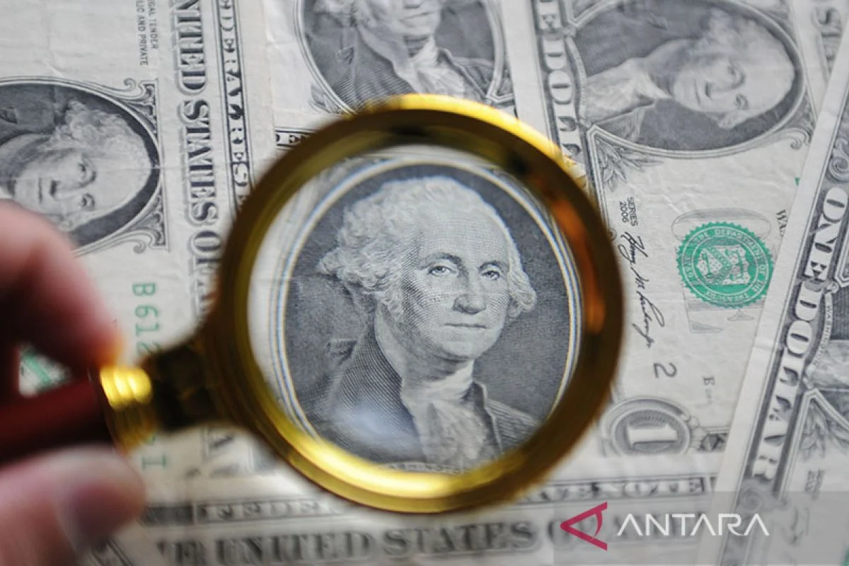 Dolar AS Turun Tipis di Tengah Pergeseran Ketua The Fed