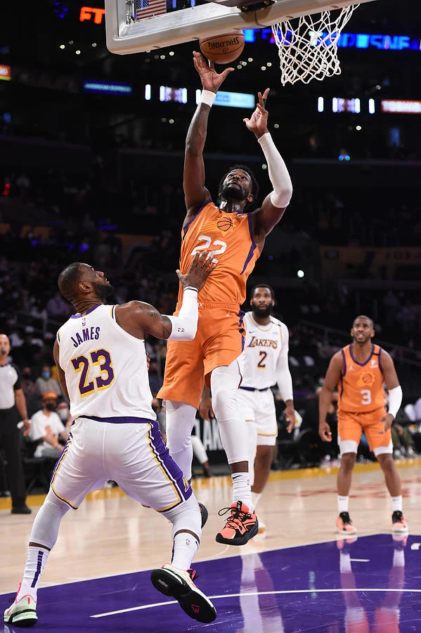 Drama Playoff Lakers vs Suns: Ayton Siap Lakukan Backflip di Lapangan