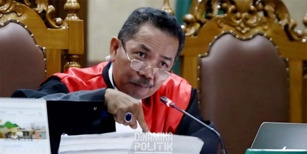 Hakim Binsar Gultom Dibawa ke Solo, Jokowi Dituduh Tak Perlu Tunjukkan Ijazah Aslinya—Apa Kata Publik?