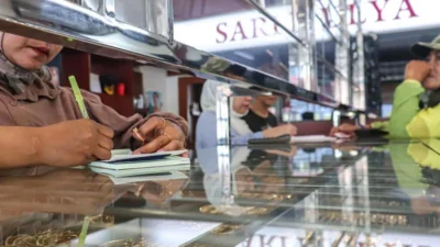 Harga Emas Turun Tipis, Pasar Masih Menunggu Arah Konflik Global
