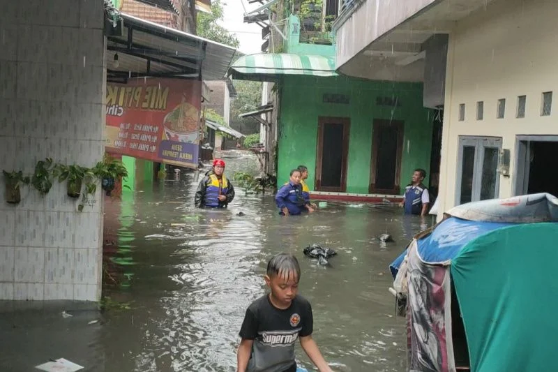 Hujan Deras Picu Banjir Besar di Solo dan Sukoharjo, Ratusan Warga Terancam