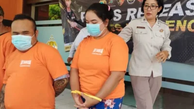 Ibu Rumah Tangga ‘Jagoan’ Desa Ini Nekat Jual Narkoba di Depan Rumah, Mengguncang Warga