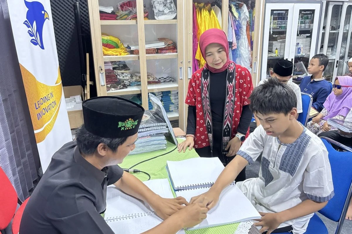 IIF Dukung Pendidikan Inklusif, Salurkan Bantuan untuk Pelajar Tunanetra