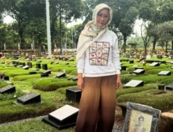 Inul Daratista Berziarah ke Makam Vidi Aldiano, Kenang Sosok Titiek Puspa di Hari Peringatan Setahun