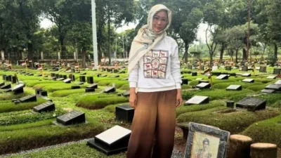 Inul Daratista Berziarah ke Makam Vidi Aldiano, Kenang Sosok Titiek Puspa di Hari Peringatan Setahun
