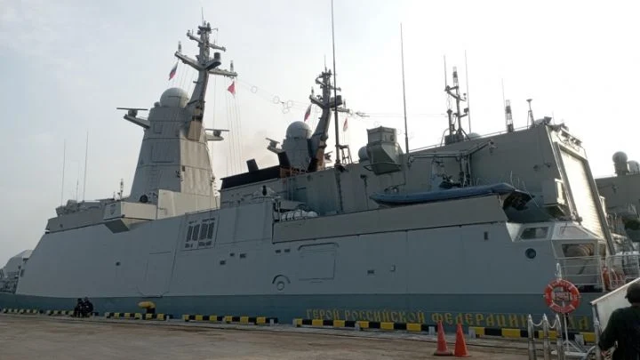 Kapal Perang Rusia Tiba di Jakarta: Simbol Kemitraan, Bukan Ancaman, dan Peluang Kolaborasi Antariksa ASEAN