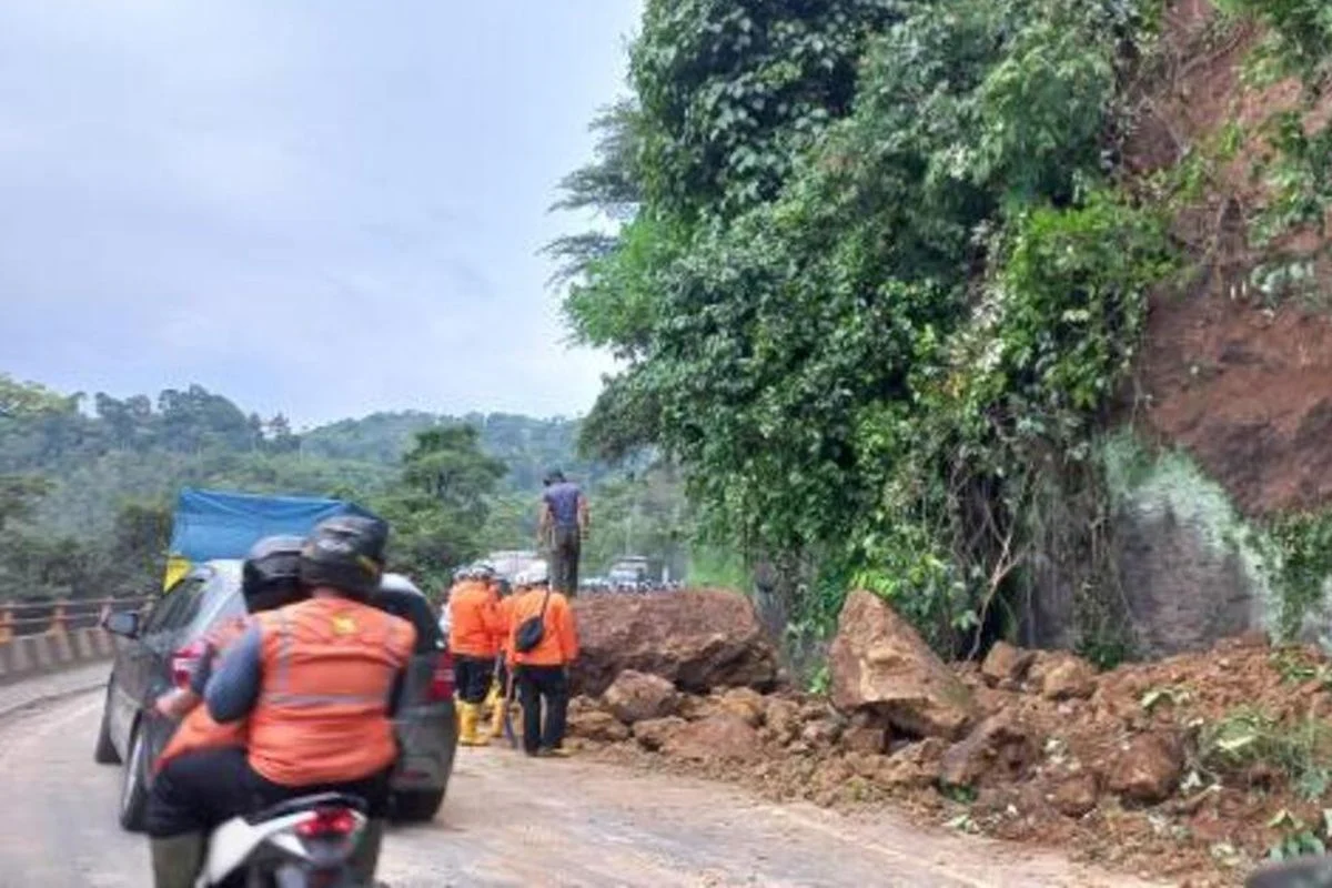 Longsor Dahsyat Tutup Jalan Cadas Pangeran, 1 Warga Meninggal dan Dua Mobil Terperosok!