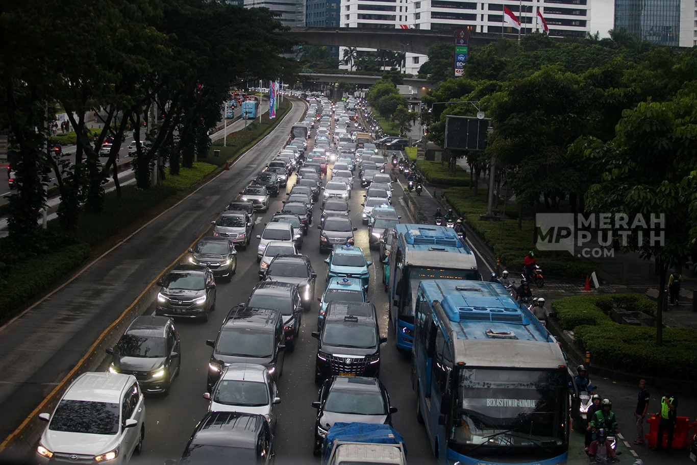 Macet Jakarta: Warga Curhat Hari Pertama Kerja, Solusi Transjabodetabek Jadi Harapan Baru