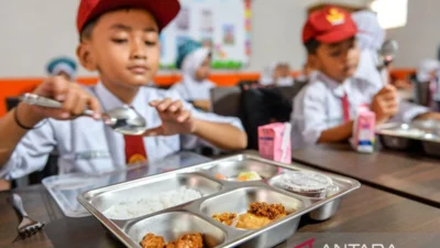 Makan Bergizi Gratis: Dari Fitnah Uya Kuya hingga Dukungan Gibran, Program Nasional yang Mengubah Hidup Anak