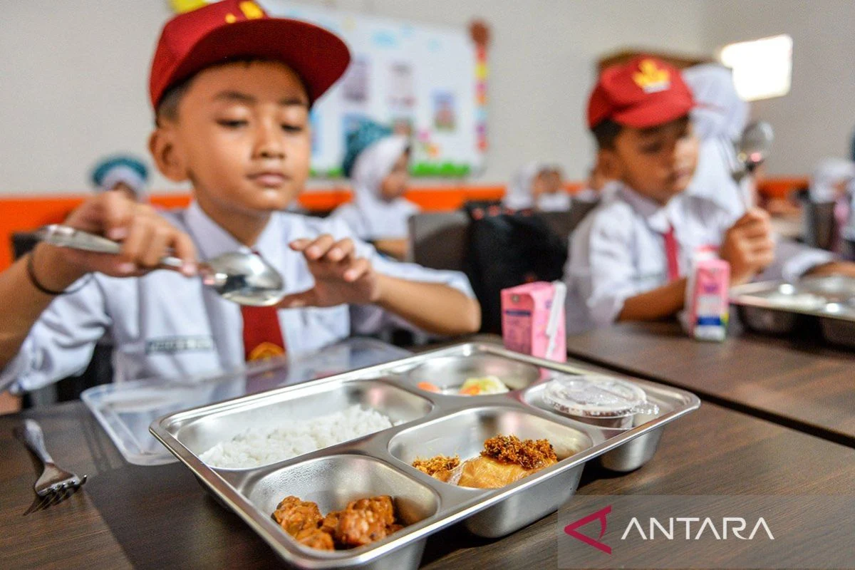 Makan Bergizi Gratis: Dari Fitnah Uya Kuya hingga Dukungan Gibran, Program Nasional yang Mengubah Hidup Anak