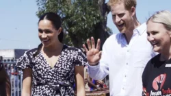 Meghan Markle dan Pangeran Harry Naik Pesawat Komersil ke Australia, Gestur Gentleman Harry Viral di Media Sosial