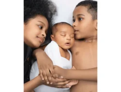 Momen Manis: 7 Foto Newborn Cley, Si Anak Ketiga Chacha Thakya & Ricky Perdana yang Bikin Hati Meleleh