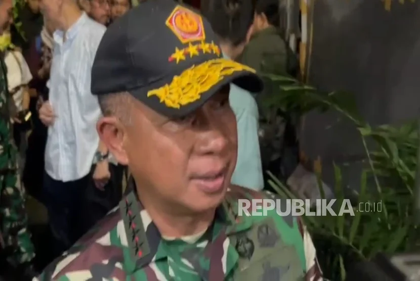 Panglima TNI Jenderal Agus Subiyanto Sampaikan Belasungkawa dan Penghargaan Terhadap Kapten Zulmi di Rumah Duka
