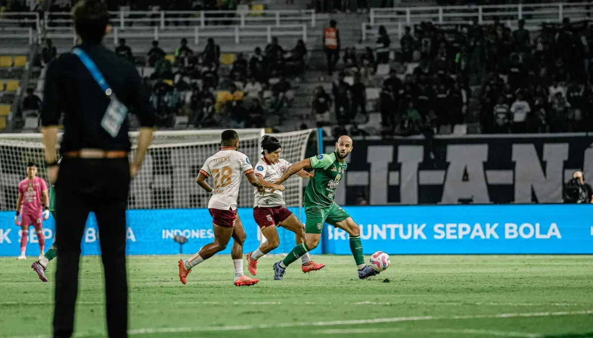 Persebaya dan Persib Berlomba di Puncak Klasemen Liga 1 2024/2025: Drama, Strategi, dan Harapan