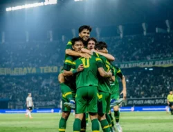 Persebaya Surabaya Terpuruk? Kekalahan Telak, Kritik Taktik, dan Kejutan Jersey Kuning yang Menggugah Fans