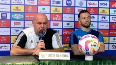 Persib Bandung Menghadapi Tekanan Mematikan: Apa yang Ditakuti Bojan Hodak dari Semen Padang?