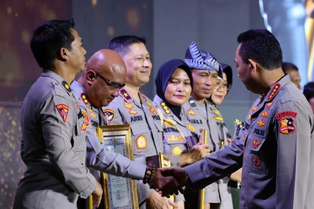 Polisi Humanis Bantu Azizah, Sahroni Sumbang Puluhan Juta Rupiah: Tindakan Empati yang Menginspirasi